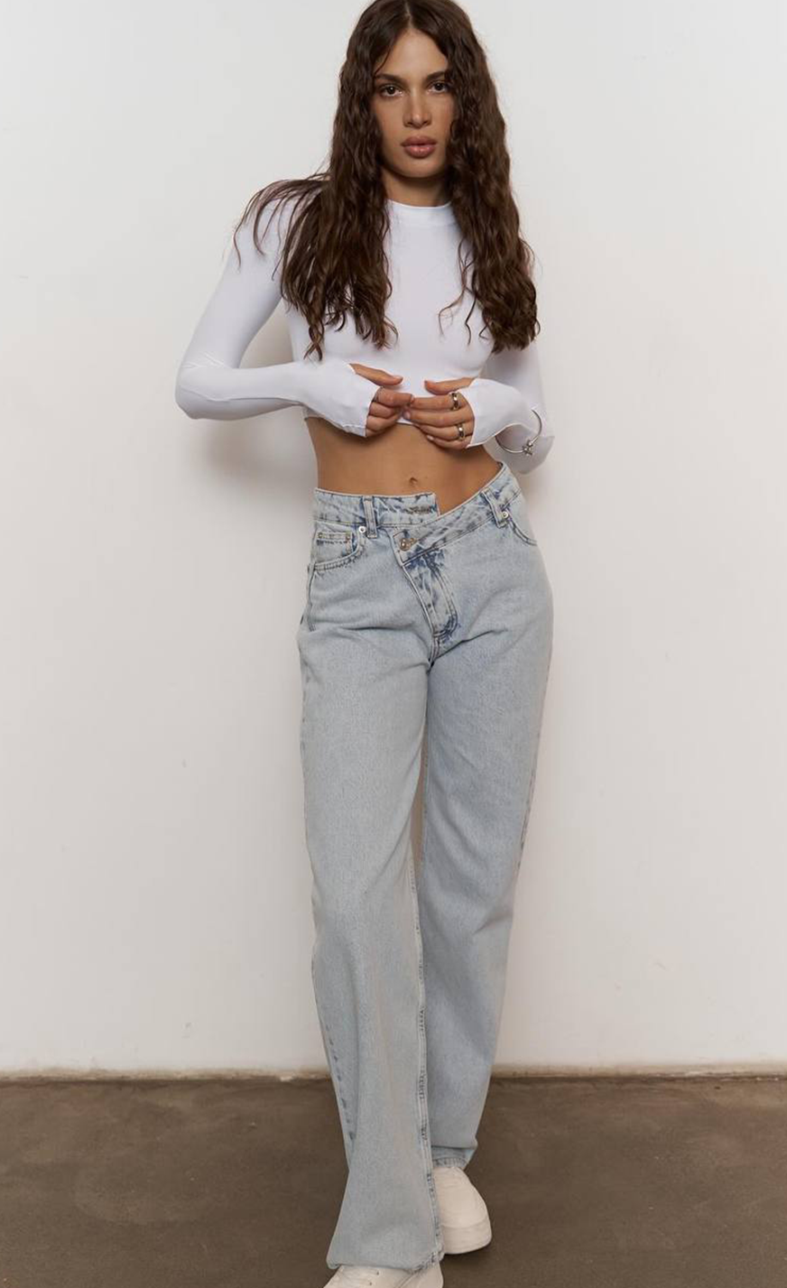 JEANS MOM BOUTON DÉCALÉ