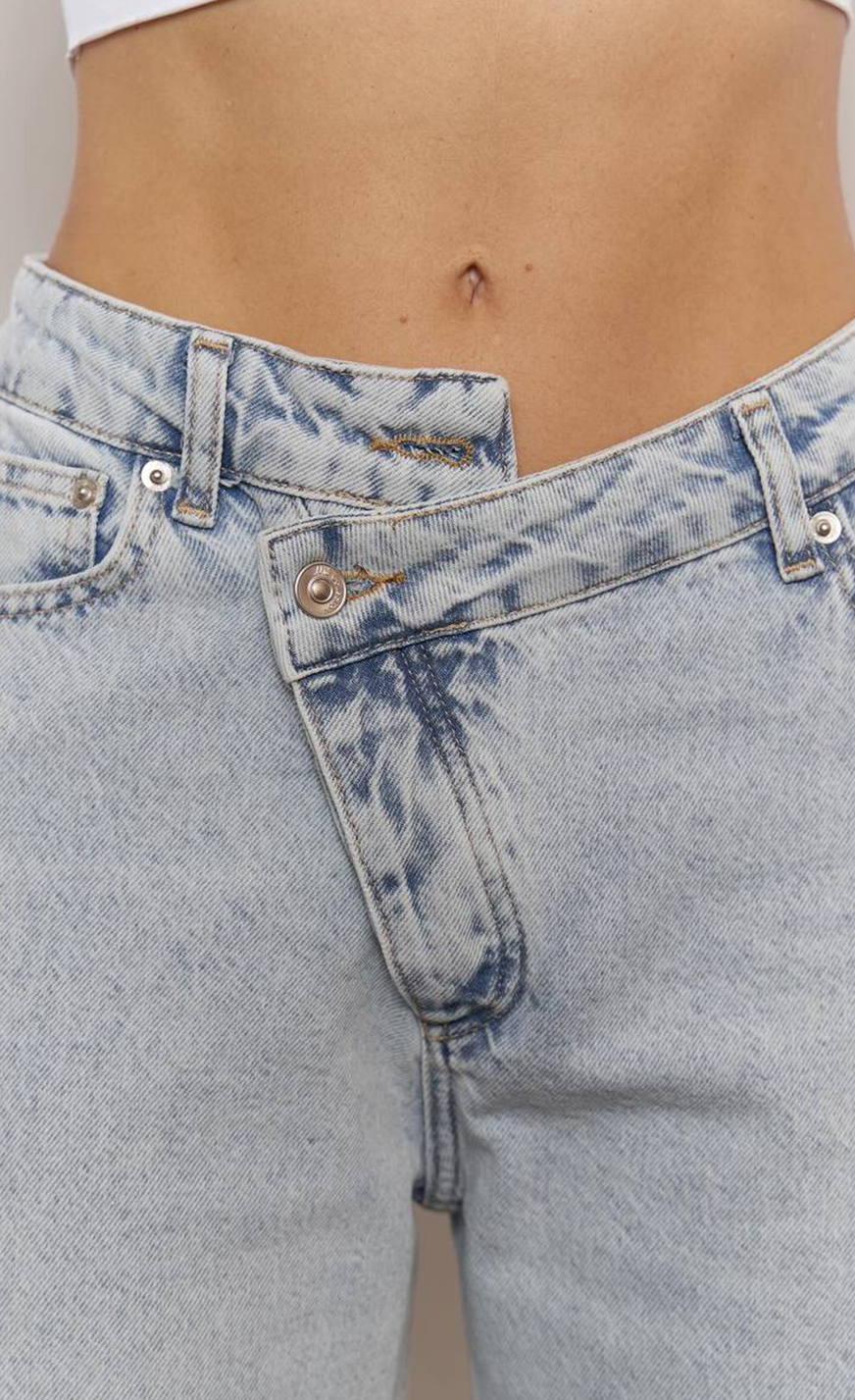 JEANS MOM BOUTON DÉCALÉ