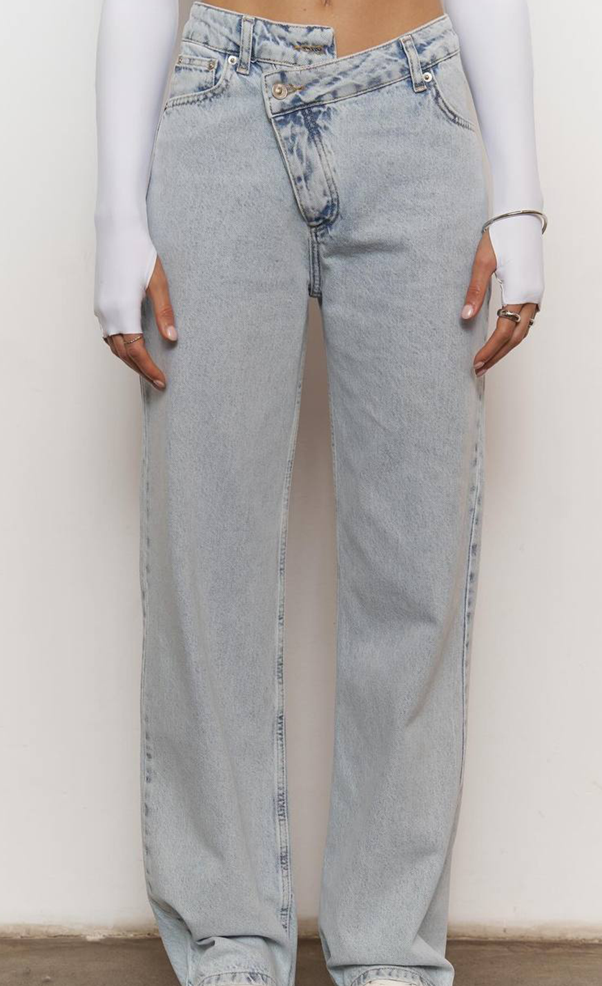 JEANS MOM BOUTON DÉCALÉ