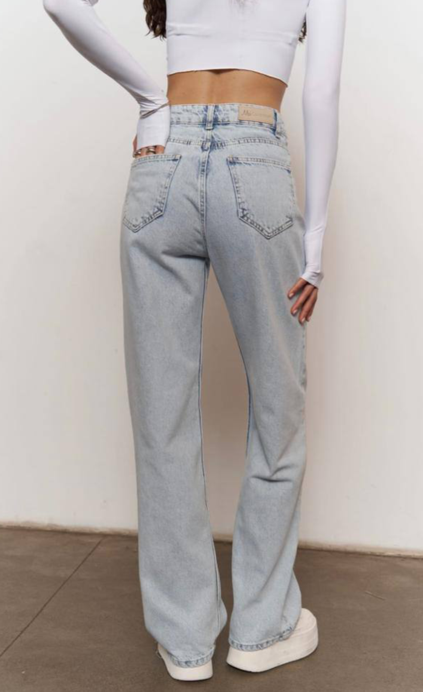JEANS MOM BOUTON DÉCALÉ
